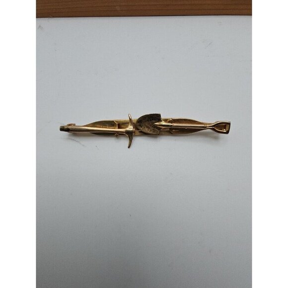 PICK &‎ SHOVEL TIE BAR / CLASP ~ VINTAGE ANSON GOLD TONE TIE BAR PICK & SHOVEL - Picture 1 of 6